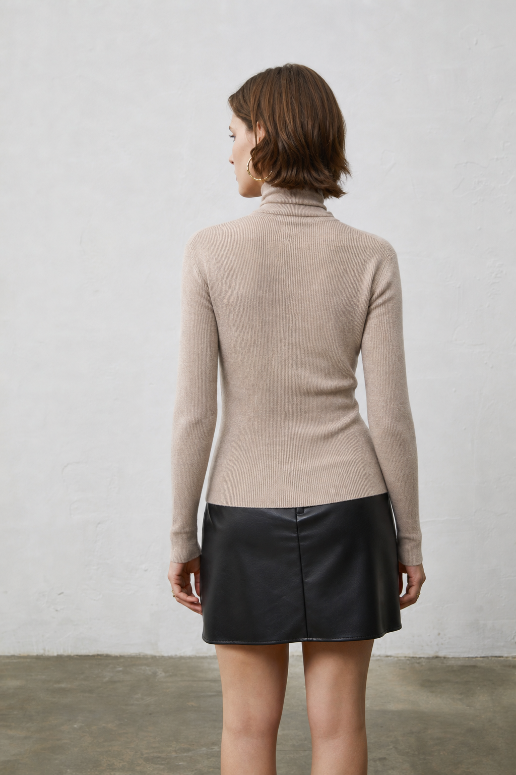 Women’s 100% Cashmere Ribbed Turtleneck Sweater – Beige