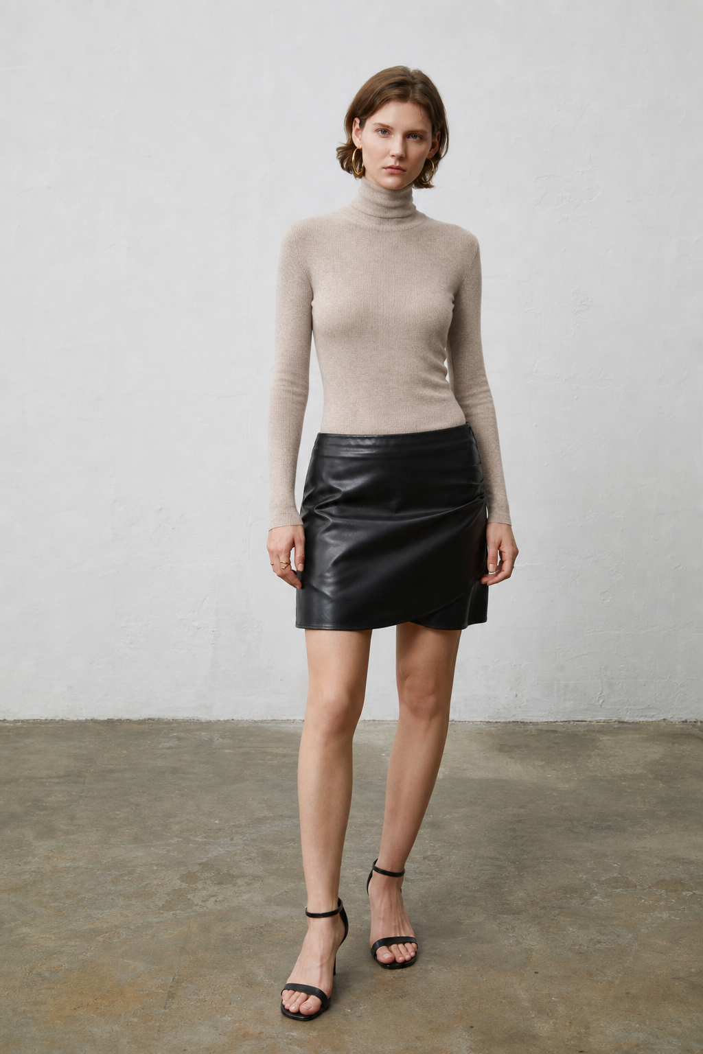 Women’s 100% Cashmere Ribbed Turtleneck Sweater – Beige